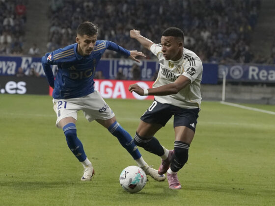 El delantero francés del Real Madrid Kylian Mbappé (d) pelea un balón con el centrocampista serbio del Real Oviedo Luka Ilic durante el partido de LaLiga que enfrenta al Real Oviedo y al Real Madrid este domingo en el estadio Carlos Tartiere. EFE/Paco Paredes