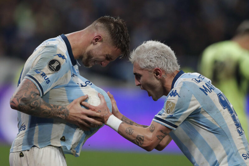 Franco Pardo (i) y Gastón Martirena de Racing celebran un gol en un partido por la Copa Libertadores. EFE/ Demian Alday estevez