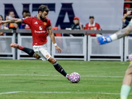 Bruno Fernandes (i) anotó este domingo en Atlanta (Georgia) el primero de los dos goles del empate 2-2 del Manchester United con Everton en el cierre de la gira de pretemporada. EFE/EPA/ERIK S. LESSER
