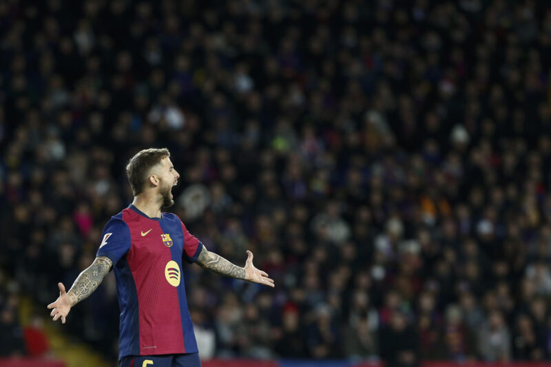 Del 0-4 al 2-1. ¿Qué ha cambiado en el Barcelona de un año a otro? Fotografía de Quique García, en la que puede verse en una imagen de archivo del 21 de diciembre de 2024 al futbolista del Barcelona Íñigo Martínez. EFE