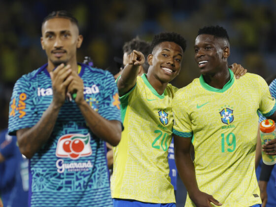 AMDEP2734. RÍO DE JANEIRO (BRASIL), 04/09/2025.- Estêvão (c) y Luiz Henrique de Brasil celebran este jueves, al finalizar un partido por las eliminatorias a la Copa Mundial 2026 entre Brasil y Chile en el estadio Maracaná en Río de Janeiro (Brasil). EFE/ Antonio Lacerda
