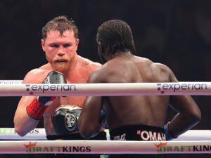 AME9477. LAS VEGAS (ESTADOS UNIDOS), 14/09/2025.- El mexicano Saúl "Canelo" Álvarez (i) se enfrenta al estadounidense Terence Crawford este sábado, en el Allegiant Stadium en Las Vegas (EE.UU.). EFE/ Octavio Guzmán