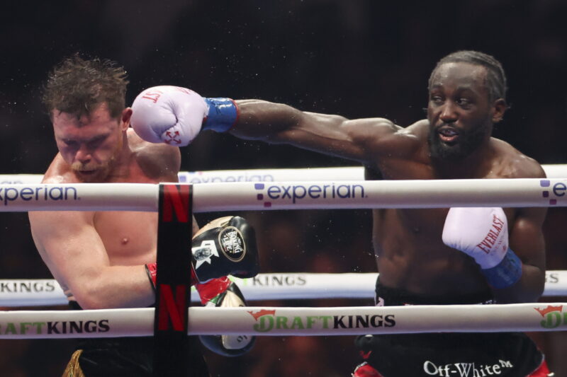 Crawford le devuelve sus cinturones a "Canelo" en señal de respeto