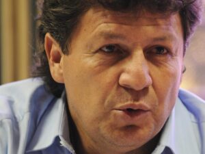 El presidente del Instituto Nacional de los Deportes (INDES) de El Salvador, Jaime RodríGuez, habla durante una entrevista concedida a EFE hoy, martes 1 de diciembre de 2009, en San Salvador, donde dijo que el INDES prepara, con el apoyo de Brasil, programas deportivos y de trabajo en las cárceles como una forma de combatir la violencia y alejar a los jóvenes de las pandillas o "maras". EFE/Roberto Escobar