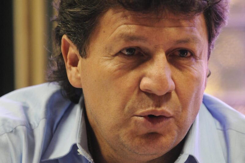 El presidente del Instituto Nacional de los Deportes (INDES) de El Salvador, Jaime RodríGuez, habla durante una entrevista concedida a EFE hoy, martes 1 de diciembre de 2009, en San Salvador, donde dijo que el INDES prepara, con el apoyo de Brasil, programas deportivos y de trabajo en las cárceles como una forma de combatir la violencia y alejar a los jóvenes de las pandillas o "maras". EFE/Roberto Escobar