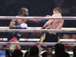 Terence Crawford derrota a 'Canelo' y es el nuevo campeón supermediano