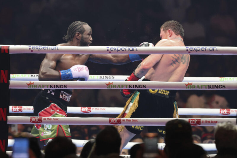 Terence Crawford derrota al Canelo y es el nuevo campeón supermediano