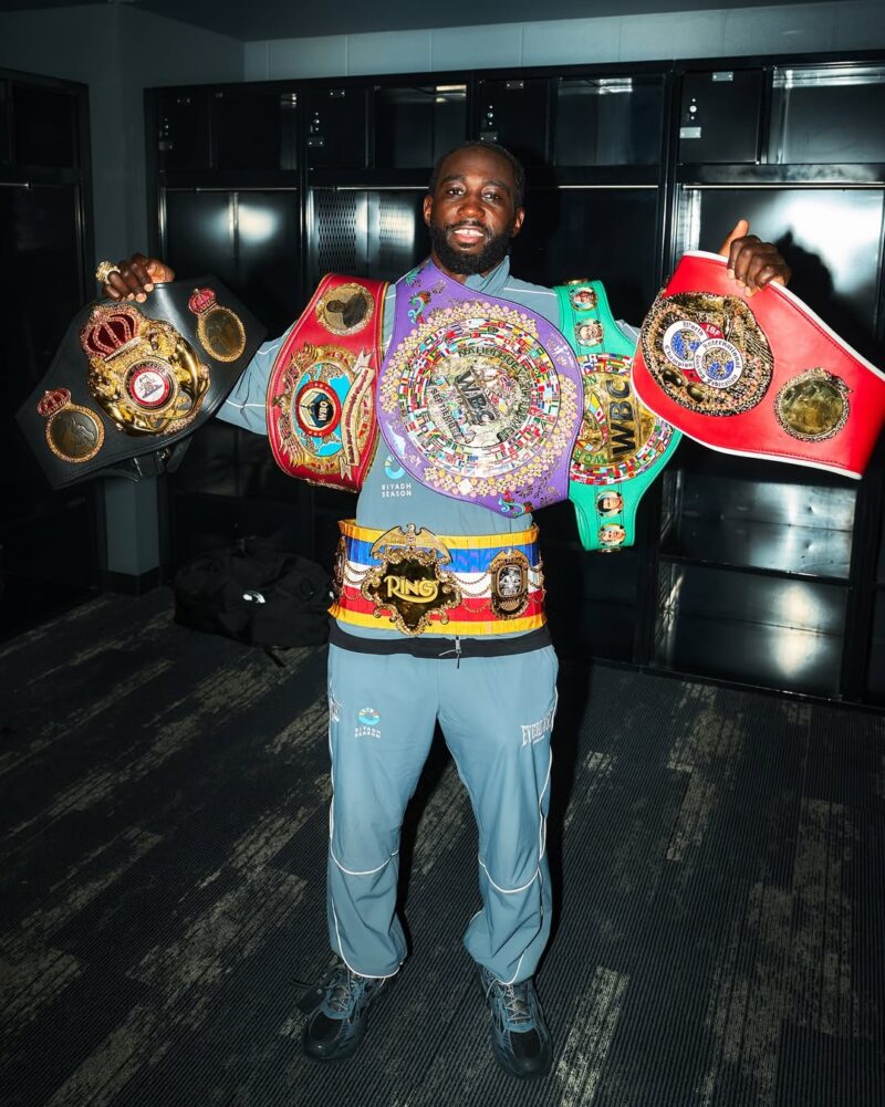 Crawford le devuelve sus cinturones a "Canelo" en señal de respeto