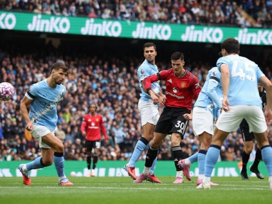 MANCHESTER (United Kingdom), 14/09/2025.- Manchester United's Benjamin Sesko (C-R) in action during the English Premier League soccer match between Manchester City and Manchester United, in Manchester, Britain, 14 September 2025. (Reino Unido) EFE/EPA/ADAM VAUGHAN EDITORIAL USE ONLY. No use with unauthorized audio, video, data, fixture lists, club/league logos, 'live' services or NFTs. Online in-match use limited to 120 images, no video emulation. No use in betting, games or single club/league/player publications.