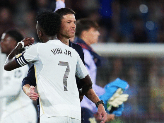 Xabi Alonso junto con Vinicius. / Instagram: @realmadrid