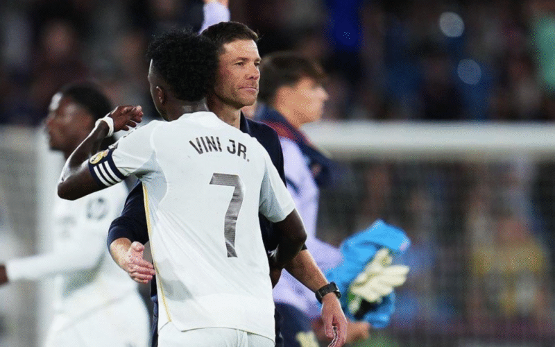 Xabi Alonso junto con Vinicius. / Instagram: @realmadrid