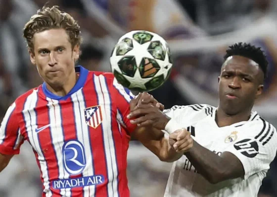 El centrocampista del Atlético de Madrid Marcos Llorente (i) y el delantero brasileño del Real Madrid Vinicius Junior en el estadio Santiago Bernabéu, en Madrid en foto de archivo de Sergio Pérez. EFE