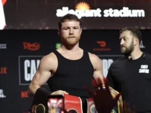 Saúl 'Canelo' Álvarez posa el jueves, en la presentación de su combate ante Terence Crawford.