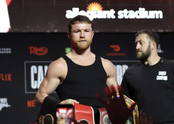 Saúl 'Canelo' Álvarez posa el jueves, en la presentación de su combate ante Terence Crawford.