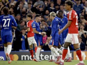 LONDON (United Kingdom), 30/09/2025.- Chelsea's players celebrate after Benfica scoresd an own goal and put the score 1-0 during the UEFA Champions League league phase match between Chelsea FC and SL Benfica in London, Great Britain, 30 September 2025. (Liga de Campeones, Gran Bretaña, Reino Unido, Londres) EFE/EPA/TOLGA AKMEN Premier League
