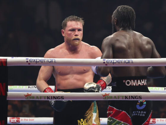 LAS VEGAS (ESTADOS UNIDOS), 14/09/2025.- El mexicano Saúl "Canelo" Álvarez (i) se enfrenta al estadounidense Terence Crawford (d) este sábado, en el Allegiant Stadium en Las Vegas (EE.UU.). Crawford ha derrotado al mexicano Saúl 'Canelo' Álvarez por voto unánime y le ha arrebatado sus títulos mundiales. EFE/ Octavio Guzmán