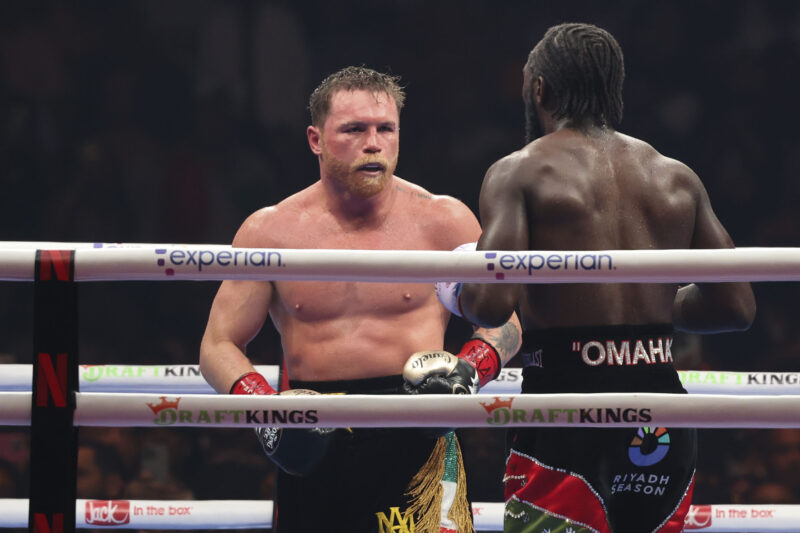 LAS VEGAS (ESTADOS UNIDOS), 14/09/2025.- El mexicano Saúl "Canelo" Álvarez (i) se enfrenta al estadounidense Terence Crawford (d) este sábado, en el Allegiant Stadium en Las Vegas (EE.UU.). Crawford ha derrotado al mexicano Saúl 'Canelo' Álvarez por voto unánime y le ha arrebatado sus títulos mundiales. EFE/ Octavio Guzmán