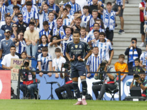 Real Madrid gana con 10 jugadores en San Sebastián