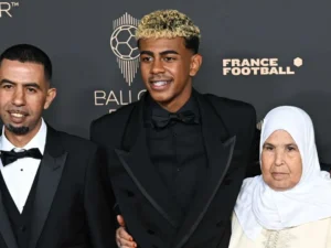 Lamine Yamal junto con su padre y su madre. / X: @ballondor