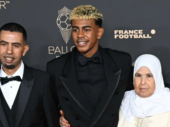 Lamine Yamal junto con su padre y su madre. / X: @ballondor