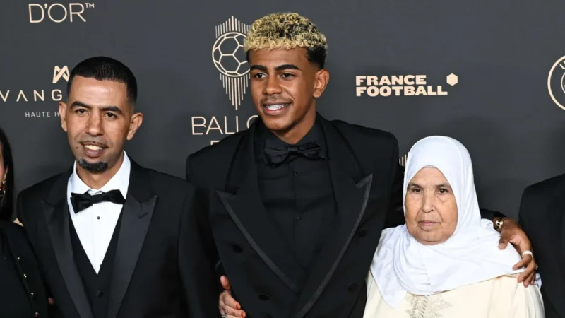 Lamine Yamal junto con su padre y su madre. / X: @ballondor