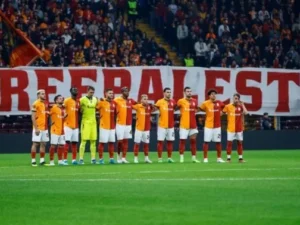 La afición del Galatasaray desplegó una bandera con la leyenda "#FreePalestine". Foto: Getty Images