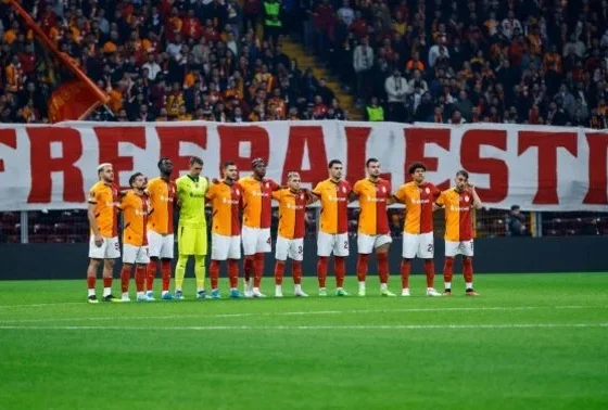 La afición del Galatasaray desplegó una bandera con la leyenda "#FreePalestine". Foto: Getty Images