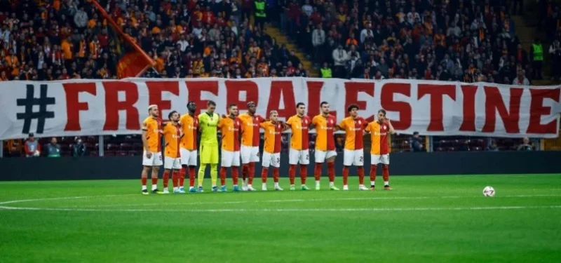 La afición del Galatasaray desplegó una bandera con la leyenda "#FreePalestine". Foto: Getty Images