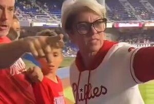 Captura de pantalla. Aficionada de los Phillies le quita la pelota a un niño.