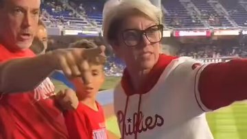 Captura de pantalla. Aficionada de los Phillies le quita la pelota a un niño.