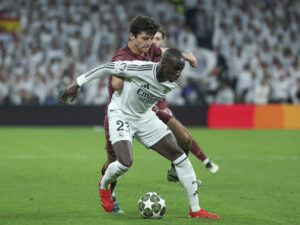 El defensa francés del Real Madrid Ferland Mendy (d) ante Abdukodir Khusanov (i), en el estadio Santiago Bernabéu en foto de archivo de Kiko Huesca. EFE