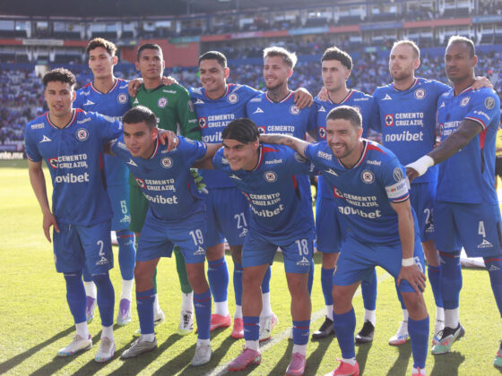 Jugadores de Cruz Azul posan durante un partido de la jornada 8 en el estadio Hidalgo en Pachuca (México). EFE/ David Martínez Pelcastre