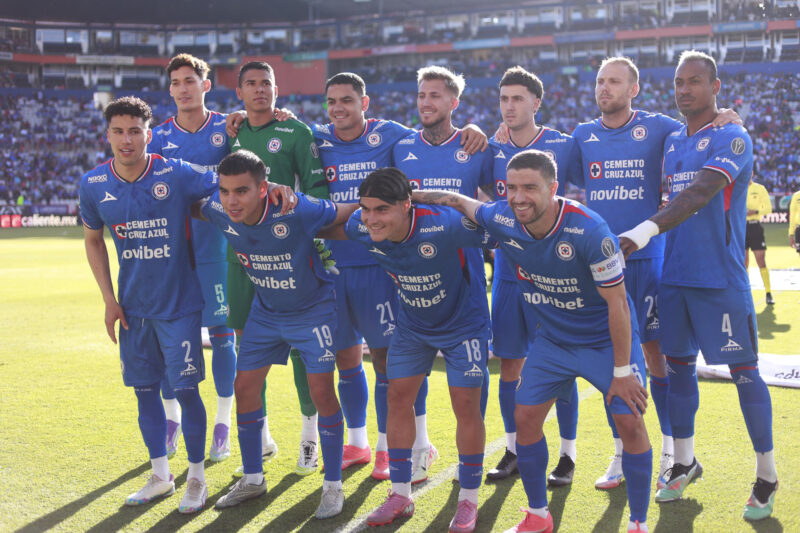 Jugadores de Cruz Azul posan durante un partido de la jornada 8 en el estadio Hidalgo en Pachuca (México). EFE/ David Martínez Pelcastre