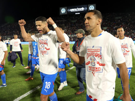 Jugadores de la selección de de Paraguay celebran la clasificación al Mundial de 2026 tras igualar 0-0 con la de Ecuador este jueves en el estadio asunceno Defensores del Chacoen la penútlima fecha de las eliminatorias sudamericanas. EFE/ Juan Pablo Pino