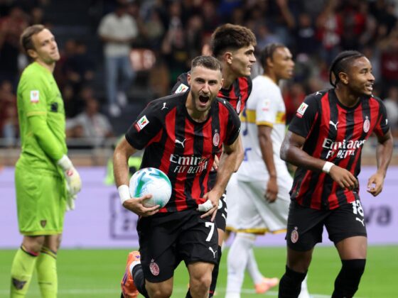 El jugador del AC Milan Santiago Gimenez (c) celebra el 1-0 durante el partido de la Copa Italia que han jugado AC Milan y US Lecce, en Milán, Italia. EFE/EPA/MATTEO BAZZI