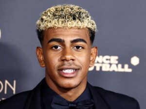 El futbolista español del F.C. Barcelona Lamine Yamal llega a la gala del Balón de Oro, que se celebra este lunes en el Theatre du Chatelet de París. EFE/ Mohammed Badra