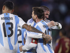 Lionel Messi (d) de Argentina celebra un gol con sus compañeros en un partido por las eliminatorias a la Copa Mundial 2026. EFE/ Juan Ignacio Roncoroni