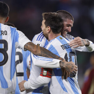 Lionel Messi (d) de Argentina celebra un gol con sus compañeros en un partido por las eliminatorias a la Copa Mundial 2026. EFE/ Juan Ignacio Roncoroni