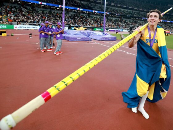 Armand Duplantis volvió a volar con su pértiga en el Estadio Olímpico de Tokio para coronarse de nuevo, por tercera vez en su carrera, campeón del mundo, un logro que también llegó con un récord del mundo de 6,30 metros en su último intento. EFE/EPA/ALEX PLAVEVSKI