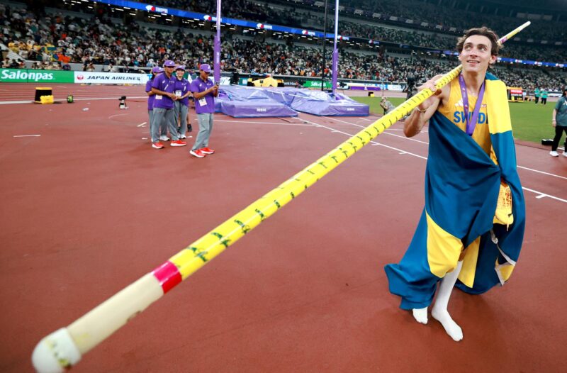 Armand Duplantis volvió a volar con su pértiga en el Estadio Olímpico de Tokio para coronarse de nuevo, por tercera vez en su carrera, campeón del mundo, un logro que también llegó con un récord del mundo de 6,30 metros en su último intento. EFE/EPA/ALEX PLAVEVSKI
