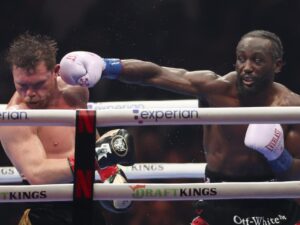 El mexicano Saúl "Canelo" Álvarez (i) y el estadounidense Terence Crawford (d) se enfrentan en el Allegiant Stadium en Las Vegas, EE. UU. EFE/ Octavio Guzman De la Hoya