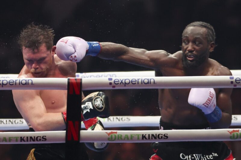 El mexicano Saúl "Canelo" Álvarez (i) y el estadounidense Terence Crawford (d) se enfrentan en el Allegiant Stadium en Las Vegas, EE. UU. EFE/ Octavio Guzman De la Hoya
