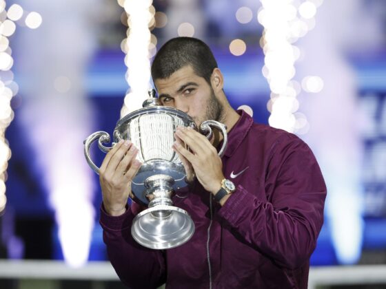 El español Carlos Alcaraz besa el trofeo de campeón tras ganar la final individual masculina del Abierto de Estados Unidos. EFE/ John G. Mabanglo