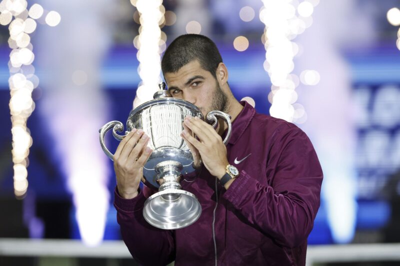 La cifra millonaria que suma Carlos Alcaraz en 2025 tras el US Open El español Carlos Alcaraz besa el trofeo de campeón tras ganar la final individual masculina del Abierto de Estados Unidos. EFE/ John G. Mabanglo