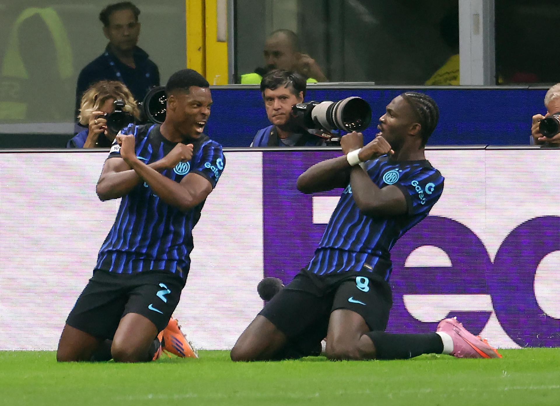 Real Madrid consigue sus primeros fichajes Dumfries y Konaté Denzel Dumfries (i) Marcus Thuram celebran el 2-0 del Inter ante el Slavia Praga en la segunda jornada de la Liga de Campeones. EFE/EPA/MATTEO BAZZI