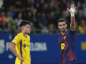El delantero del Barcelona Ferran Torres (d) celebra tras anotar el segundo gol del equipo durante el partido de la jornada 5 de LaLiga EA Sports que disputan FC Barcelona y Getafe CF este domingo en el Estadi Johan Cruyff. EFE//Alejandro Garcia