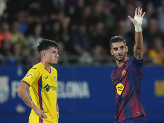 El delantero del Barcelona Ferran Torres (d) celebra tras anotar el segundo gol del equipo durante el partido de la jornada 5 de LaLiga EA Sports que disputan FC Barcelona y Getafe CF este domingo en el Estadi Johan Cruyff. EFE//Alejandro Garcia