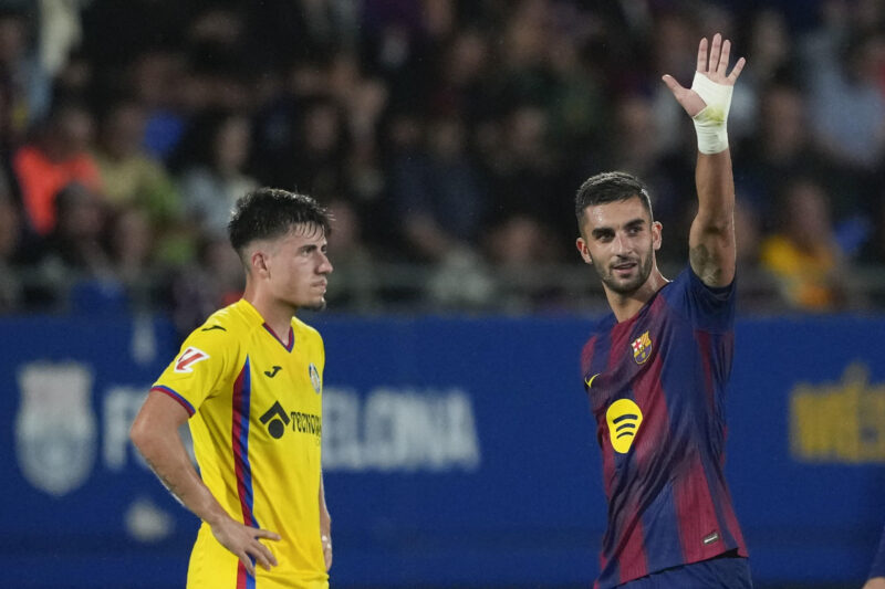 El delantero del Barcelona Ferran Torres (d) celebra tras anotar el segundo gol del equipo durante el partido de la jornada 5 de LaLiga EA Sports que disputan FC Barcelona y Getafe CF este domingo en el Estadi Johan Cruyff. EFE//Alejandro Garcia