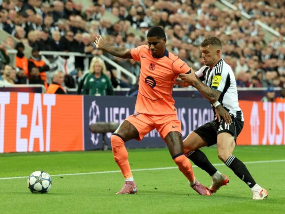 El jugador Kieran Trippier (d), del Newcastle, en acción ante Marcus Rashford, del Barcelona, durante el primer partido de la fase liga de la UEFA Champions League league que han jugado Newcastle United y Barcelona en Newcastle, Reino Unido. EFE/EPA/ALEX DODD