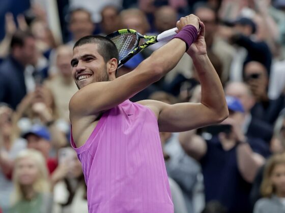 Carlos Alcaraz celebra con su ya célebre 'swing' de golf su victoria en el Abierto de Estados Unidos sobre el italiano Jannik  Sinner. EFE/EPA/CRISTOBAL HERRERA ULASHKEVICH